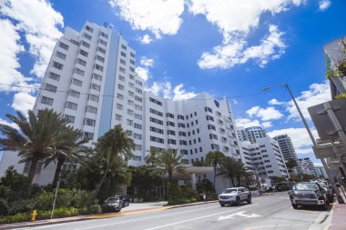 Miami Beach, Florida, ABD - Nisan 2019: The Confidante Miami Beach, Collins Bulvarı boyunca yer alan bir sanat deco oteli.