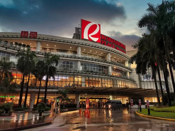 Malate, Manila, Philippines - Oct 2020: Robinsons Place Manila, a large mall as seen from Pedro Gil Street. Sunset scene, right after a recent downpour. — Stock Image Malate Manila Philippines Oct 2020 Robinsons Place Manila Large Mall Stock Picture