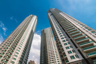 Makati, Metro Manila, Filipinler - Ekim 2020: Park Terraces, Glorietta yakınlarındaki özel konutlardan oluşan bir üçlü.