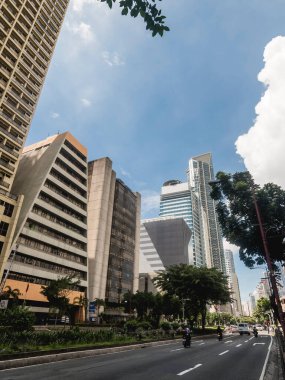 Makati, Metro Manila, Filipinler - Ekim 2020: Makati Merkez İş Bölgesi 'ndeki Gil Puyat Bulvarı' nda bir dizi bina ve gökdelen hattı.