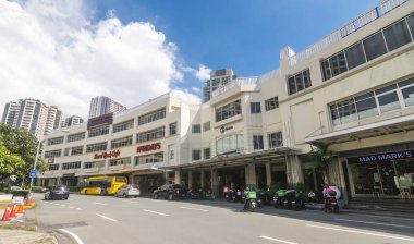 Makati, Metro Manila, Filipinler - Ekim 2020: Glorietta 3 alışveriş merkezi, metropoldeki büyük bir alışveriş ve yemek merkezi olan Ayala Center Complex 'in bir parçası.