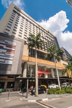 Makati, Metro Manila, Filipinler - Ekim 2020: üzerinde Holiday Inn Hotel olan Glorietta Mall Girişi. Büyük bir alışveriş merkezi olan Ayala Merkezi 'nin bir parçasıdır..