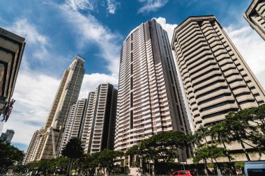 Makati, Metro Manila, Filipinler - Ekim 2020: Ayala Bulvarı üzerindeki Filipin seçkin kulesine ev sahipliği yapan lüks konutlar.