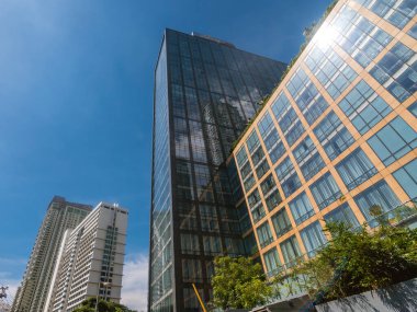 Makati, Metro Manila, Filipinler - Ekim 2020: Raffles Makati, Pasay Yolu boyunca görülen lüks bir otel. New World Makati Oteli kısa bir yürüyüş önümüzde..