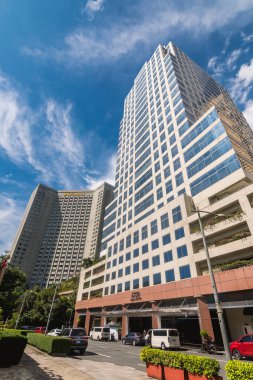 Makati, Metro Manila, Filipinler - Ekim 2020: Makati Shangri-La, 5 yıldızlı bir otel ve 6750 Ayala Bulvarı, Ayala Center 'da bulunan bir ofis binası..