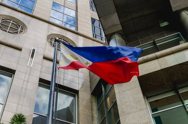 Una Bandera Filipina Ondea Viento Frente Edificio Oficinas Corporativas Makati —  Fotos de Stock