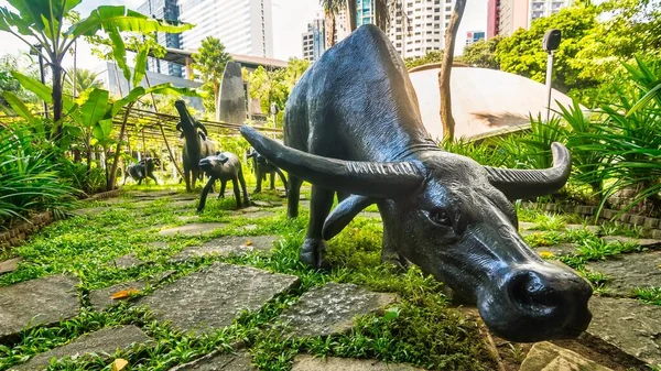 フィリピン マニラのマカティ 2020年10月 グリーンベルト公園に展示されている等身大のカラバオ像のアートインスタレーション — ストック写真