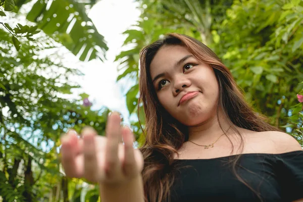 Genç Asyalı Bir Kadın Elini Uzatıyor Kendini Beğenmiş Bir Suratla — Stok fotoğraf