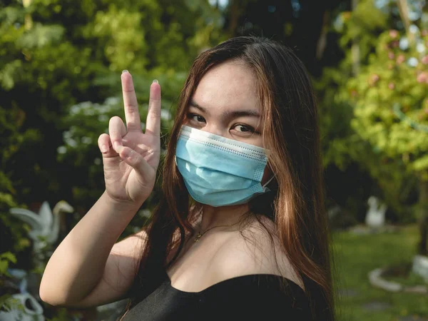 Una Joven Mujer Asiática Alegre Con Una Máscara Facial Hace — Foto de Stock