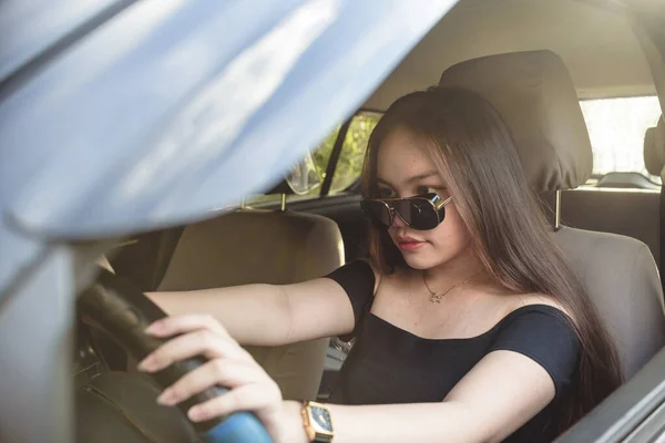 Young Southeast Asian Lady Focused Attentive Driving Driving Safely Serious — Stock Photo, Image