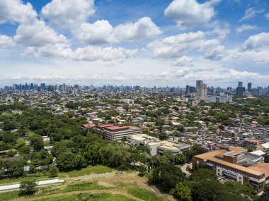 Quezon City, Filipinler - Temmuz 2020: Mega Manila silueti Filipinler Üniversitesi yakınlarında görülmektedir. Önde boş bir park yeri var..