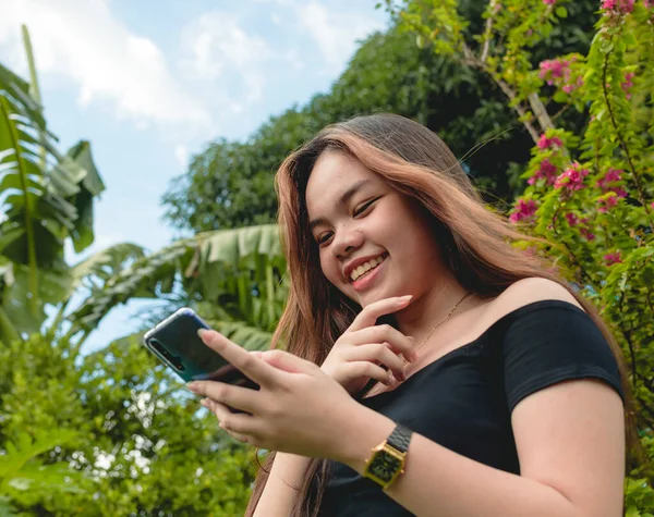 Genç Bir Filipinli Kız Tropik Bir Bahçede Arkadaşlarıyla Grup Sohbetinden — Stok fotoğraf