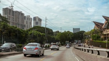 Pasig, Metro Manila, Filipinler - 2020 Kasım: Bir üst geçitten C5 yolunun bir bölümünün görüntüsü. Metro Manila boyunca büyük bir güzergah. Sürücü görünümü.