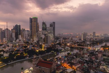 Makati, Metro Manila, Filipinler- Makati siluetinin bir parçası, Pasig Nehri, ve Mandaluyong.