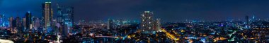 Metro Manila, Filipinler - Makati, Pasig Nehri ve Mandaluyong şehrinin gece panoraması.