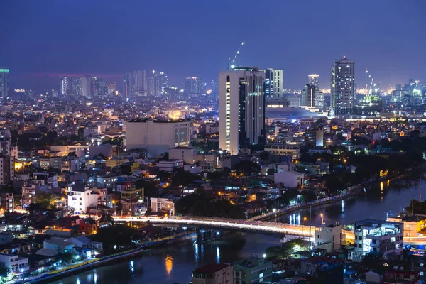 マカティ マニラメトロ フィリピン パジグ川沿いのマカティ市役所の建物の夕景と遠くのマニラ湾のスカイライン マカティとマンダルヨンを結ぶ橋 — ストック写真