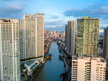 Makati, Metro Manila, Filipinler - Kasım 2020: Rockwell ve Acqua 'nın lüks yerleşim kuleleri Pasig Nehri, şehrin büyük bir su yolu..