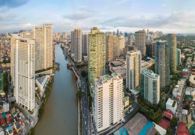 Makati, Metro Manila, Filipinler Acqua Konutları, Rockwell Center ve Pasig Nehri geniş açılı. Bonifacio Kalesi arka planda görünüyor. Öğleden sonra sahnesi.