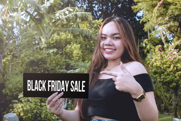 Una Joven Asiática Vibrante Sostiene Letrero Black Friday Sale Promoción Fotos de stock libres de derechos
