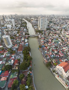Makati, Metro Manila, Filipinler - Pasig Nehri metropolü keserek şehri kuzey ve güney bölümlerine ayırır. Nehirden geçen bir köprü.