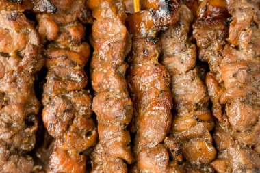 Bambu çubuklarıyla şişlenmiş domuz eti ızgarası..