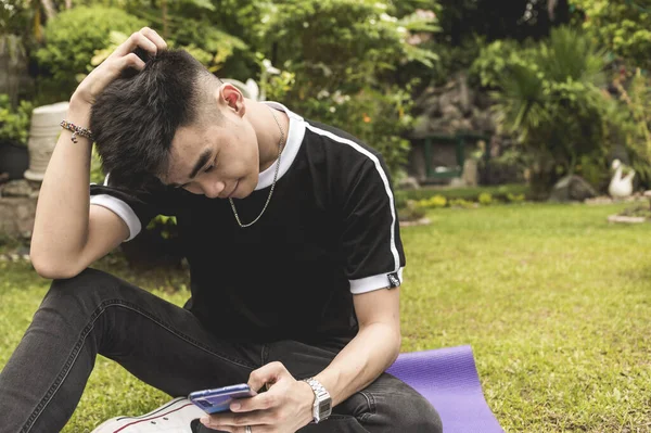 Teenage Boy Frustrated Argument His Girlfriend Phone Outdoor Setting — Stock Photo, Image
