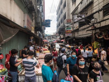 Divisoria, Manila, Filipinler - Ekim 2020: Santa Elena Caddesi boyunca insanlarla ve kaldırım satıcılarıyla dolu yoğun bir manzara. Herkes korunmak için maske takıyor..