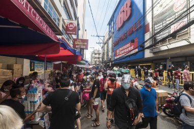 Divisoria, Manila, Filipinler - Ekim 2020: Sta Elena Caddesi boyunca müşteriler ve satıcılarla dolu yoğun bir sahne. Yüz maskeleri ve kalkanlarıyla yeni bir normal sahne. Fotoğrafın sağında 168 AVM.