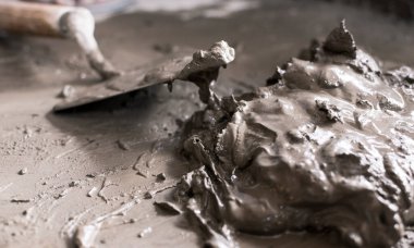 Az miktarda ıslak çimento, kürek ya da kürek. Küçük bir onarım ya da yenileme projesi.