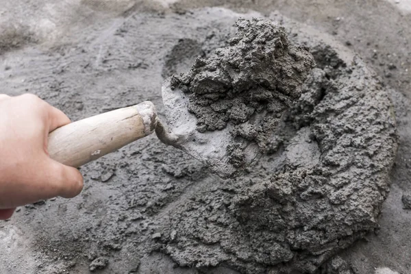 Hand Grasps Trowel Full Concrete Scooped Small Batch Concrete Concrete — Stock Photo, Image