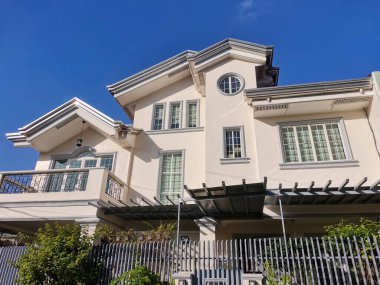 Las Pinas, Metro Manila, Filipinler - Şehrin kapalı bir köyünde 3 katlı tipik bir ev. Ön cephe görünümü.