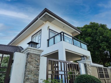 Las Pinas, Metro Manila, Filipinler, tipik bir apartman dairesi. Taş kaplamalı modern beyaz cephe.