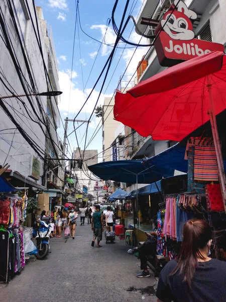 菲律宾马尼拉 基阿波 2020年11月 一条狭窄而坚韧的街道 两边都是卖服装的人行道商贩 照片右上角可以看到一家果冻蜂店 — 图库照片