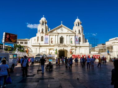 Quiapo, Metro Manila, Filipinler, Quiapo Kilisesi 'ne akın ediyor. Ayrıca Kara Nasıralı Küçük Bazilika ve Vaftizci Aziz John Kilisesi olarak da bilinir.