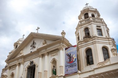Quiapo, Metro Manila, Filipinler Quiapo Kilisesi. Ayrıca Kara Nasıralı Küçük Bazilika ve Vaftizci Aziz John Kilisesi olarak da bilinir.