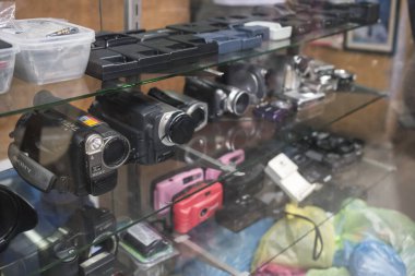 Quiapo, Manila, Filipinler - Kasım 2020: İkinci el kameralar, kameralar ve diğer aksesuarlar Hidalgo Caddesi 'ndeki küçük bir tezgahta sergileniyor..