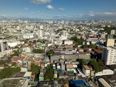 Manila, Filipinler - 2020 Kasım: Metro Manila 'nın genişleyen silueti. Manila 'dan Quezon şehrine kadar uzanan bir manzara var..