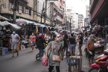 Tondo, Manila, Filipinler - 2020 Kasım: Ilaya Caddesi 'nde hareketli bir hafta sonu sahnesi. Derme çatma kaldırım tezgahlarıyla dolu dar bir yol. Bir grup yerli ve alışverişçi buradan geçiyor..