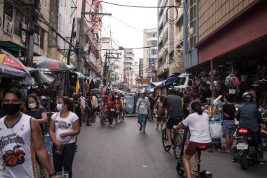 Tondo, Manila, Filipinler - 2020 Kasım: Ilaya Caddesi 'nde hareketli bir hafta sonu sahnesi. Derme çatma kaldırım tezgahlarıyla dolu dar bir yol. Bir grup yerli ve alışverişçi buradan geçiyor..
