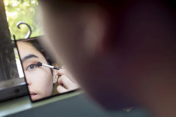 Азиатская Женщина Накладывает Тень Складки Век Глядя Маленькое Зеркало Расположенное — стоковое фото