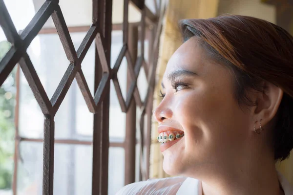 Güzel Iyimser Gülümseyen Filipinli Pencereden Dışarı Bakıyor Büyük Gamzeler Diş — Stok fotoğraf