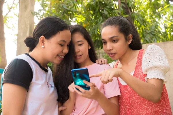 Tres Mejores Amigos Discuten Ansiosamente Que Ven Teléfono Sus Amigos — Foto de Stock