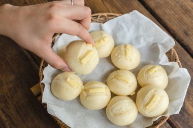 Kaltak dolu bir tabaktan tek bir beyaz puto tutmak. Bu bir çeşit pirinç keki. Filipin mutfağı ve tatlı.