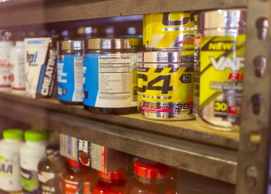 Manila, Filipinler - Aralık 2020: Kilo kaybı ve bir sağlık mağazasında satılık diğer besin maddeleri.