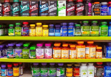 Manila, Filipinler - Aralık 2020: Kilo kaybı ve bir sağlık mağazasında satılık diğer besin maddeleri.