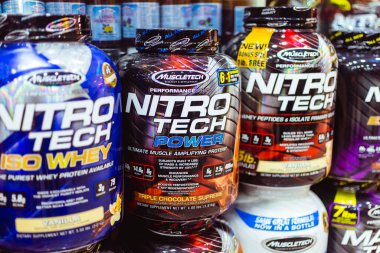 Manila, Filipinler - Aralık 2020: Nitrotech, bir sağlık mağazasında satılmak üzere popüler bir protein takviyesi..
