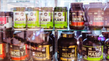 Manila, Filipinler - Aralık 2020: Cash and Carry alışveriş merkezinde satılık protein takviyeleri.