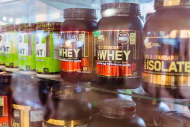 Manila, Filipinler - Aralık 2020: Whey Protein ve diğer popüler ürünler bir sağlık mağazasında sergileniyor.