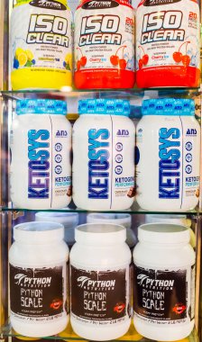Manila, Filipinler - Aralık 2020: Bir sağlık mağazasında satılık çeşitli protein takviyeleri.