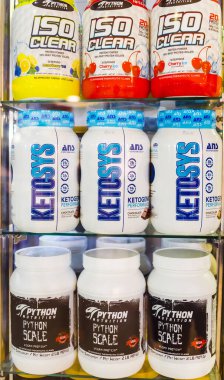 Manila, Filipinler - Aralık 2020: Bir sağlık mağazasında satılık çeşitli protein takviyeleri.